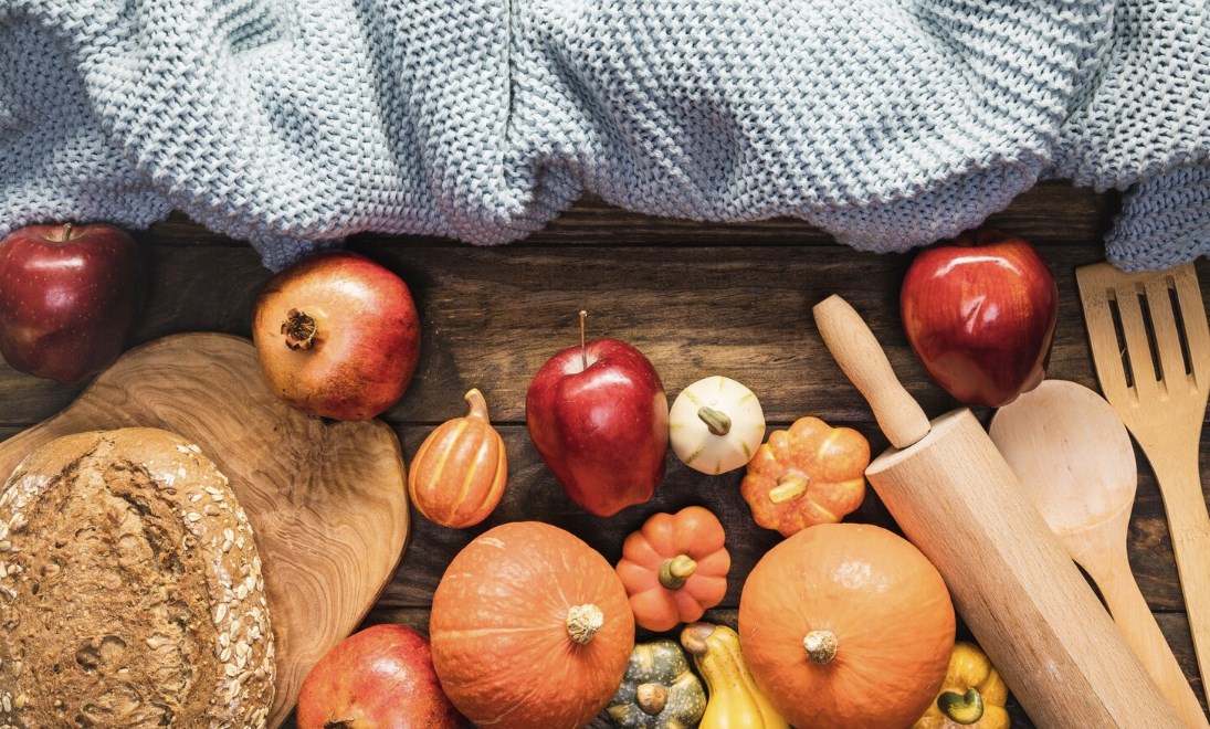 owoce i warzywa jesienne na stole